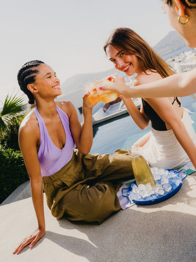 Coffret Comme un Soda 4+1 by rooftop pool.