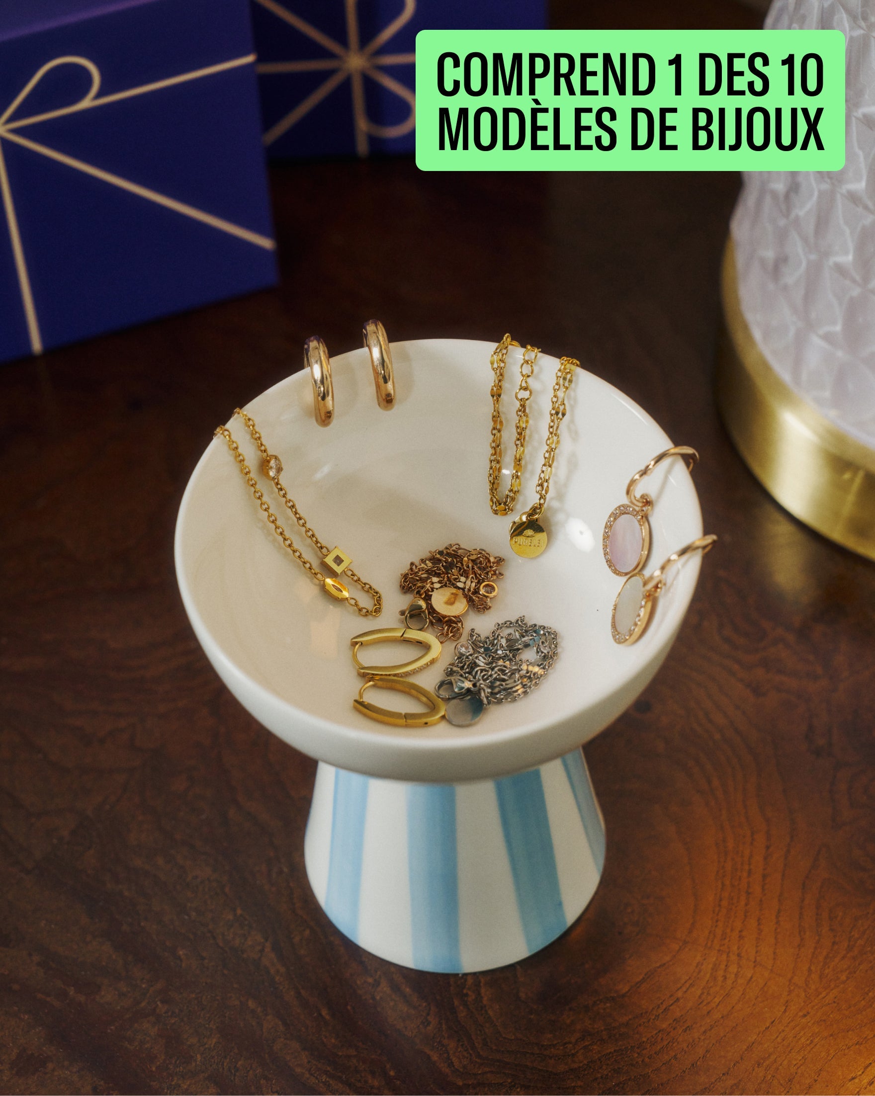 Coffret Calendrier de l’avent with gold-tone jewellery display.