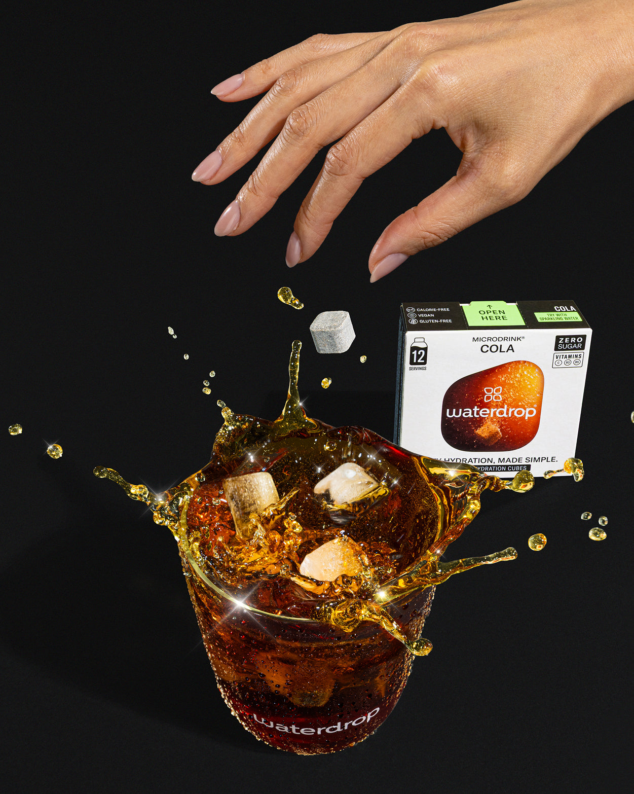 Coffret Comme un Soda 4+1, hand holding drink.