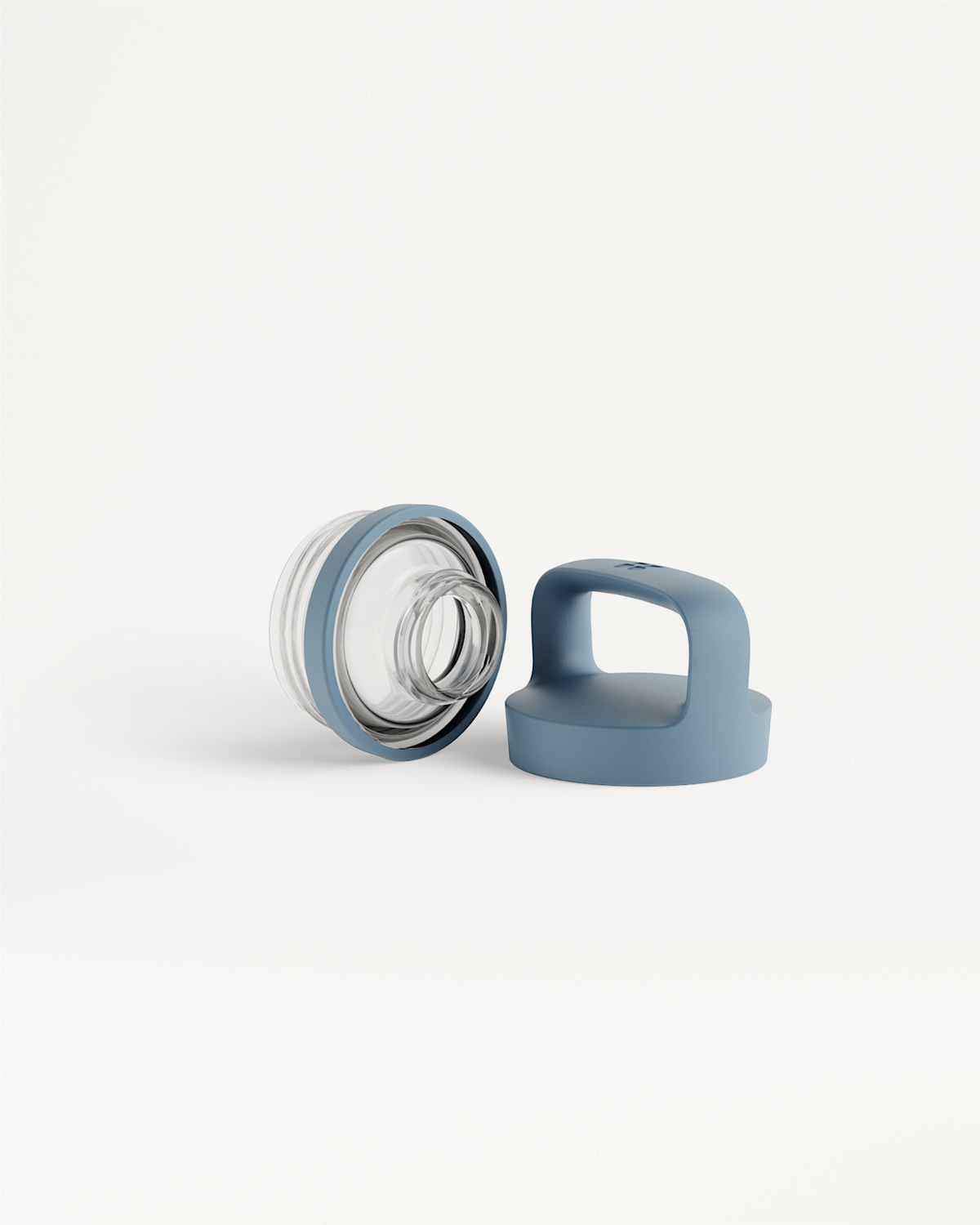 Couvercle à Goulot close-up on a glass water bottle.