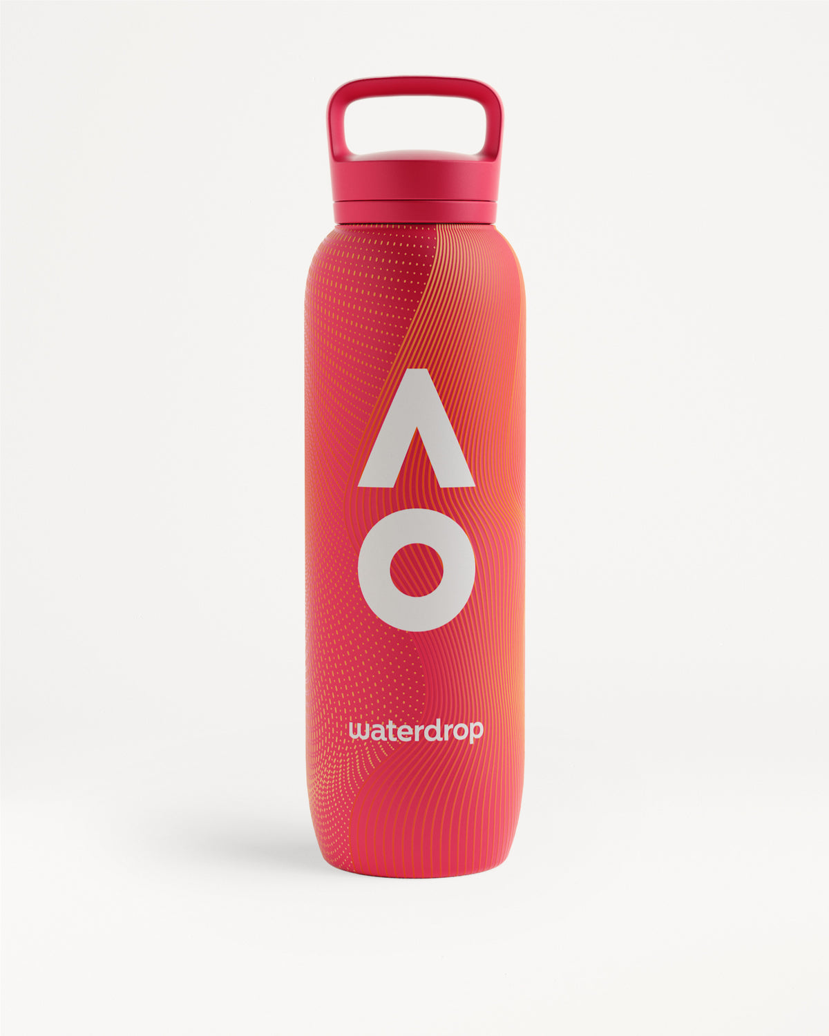 Bouteille de sport en plastique rose à rouge avec bouchon à vis et anse intégrée.