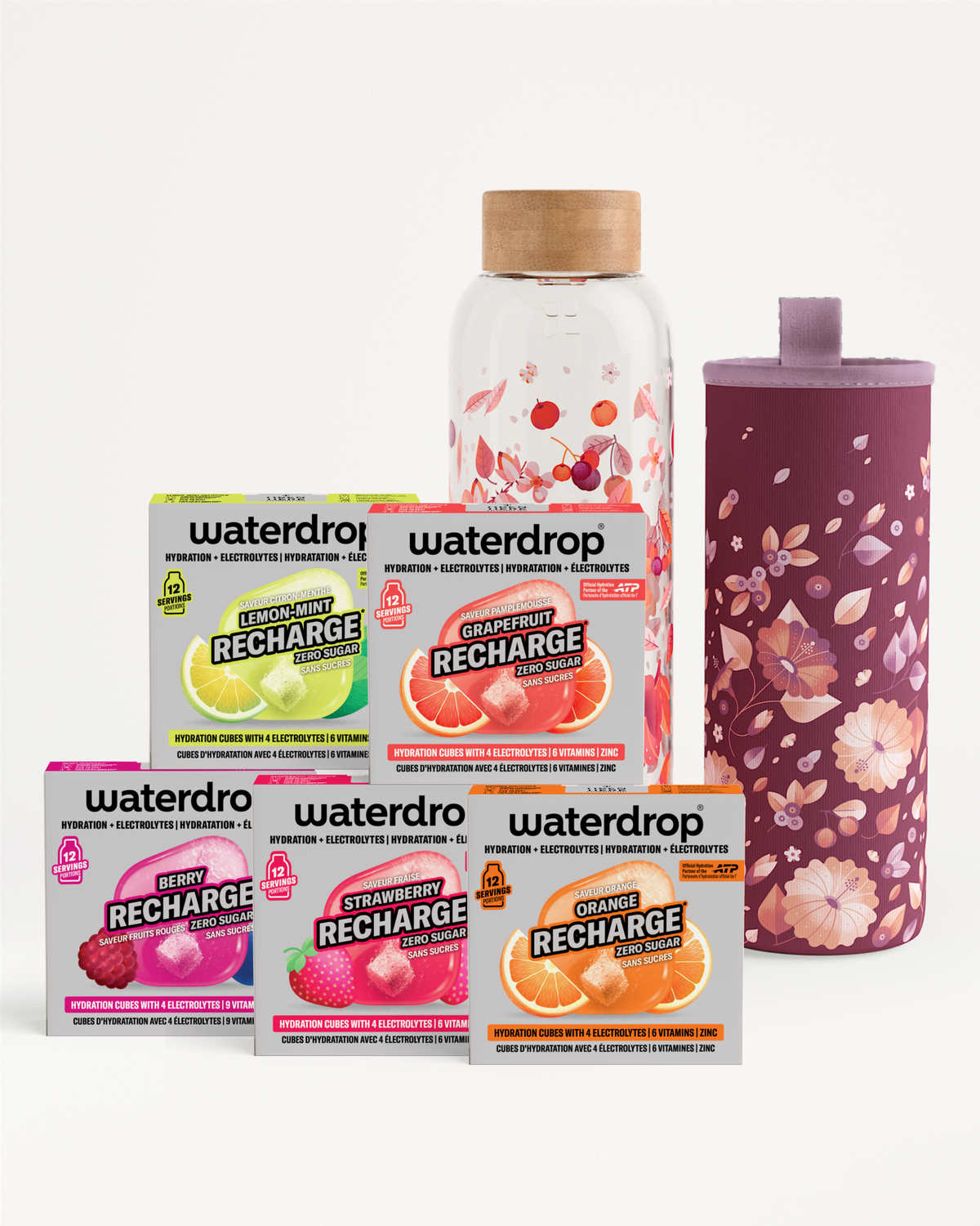 Assortiment de sachets de recharge aromatisés avec une gourde transparente et une tasse violette à motif floral.