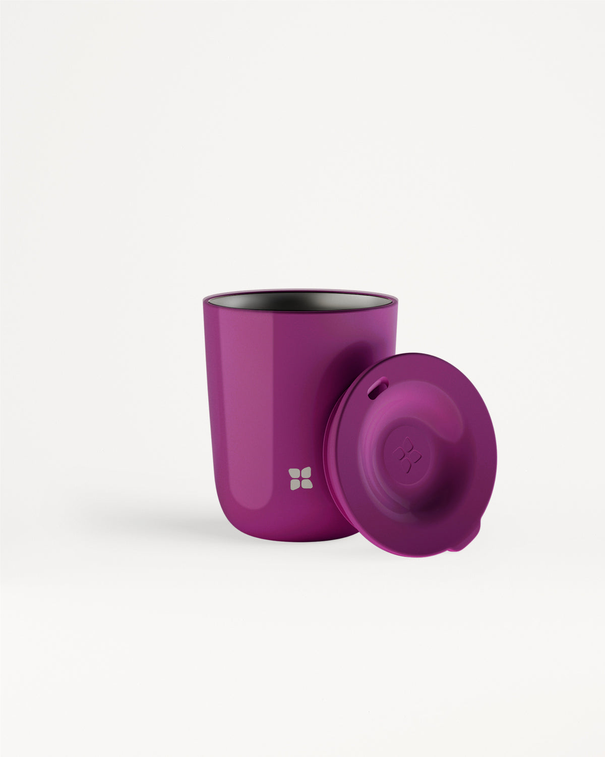 Mug violet avec bouchon sur fond blanc.