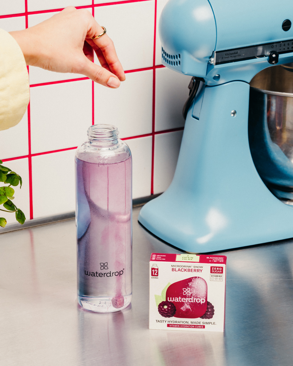 Coffret Bestseller Microdrink - 4 Packs on kitchen counter.