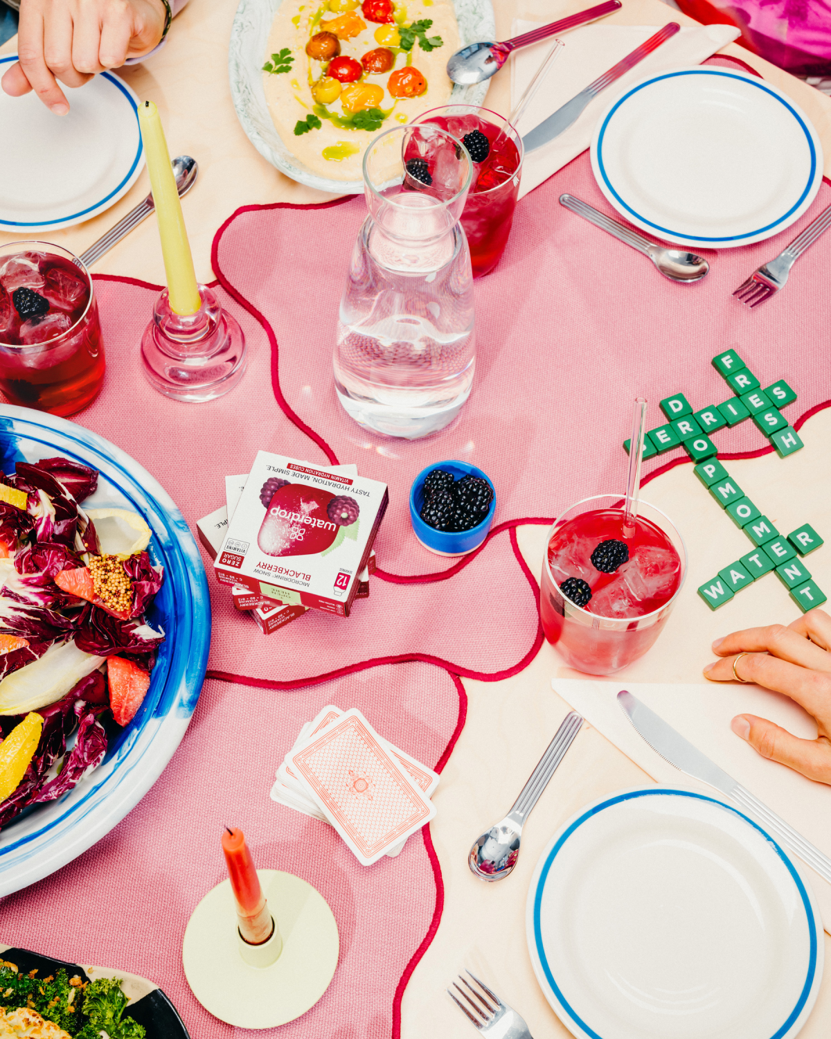 Coffret 30 Jours d'Hydratation amidst a vibrant table setting.