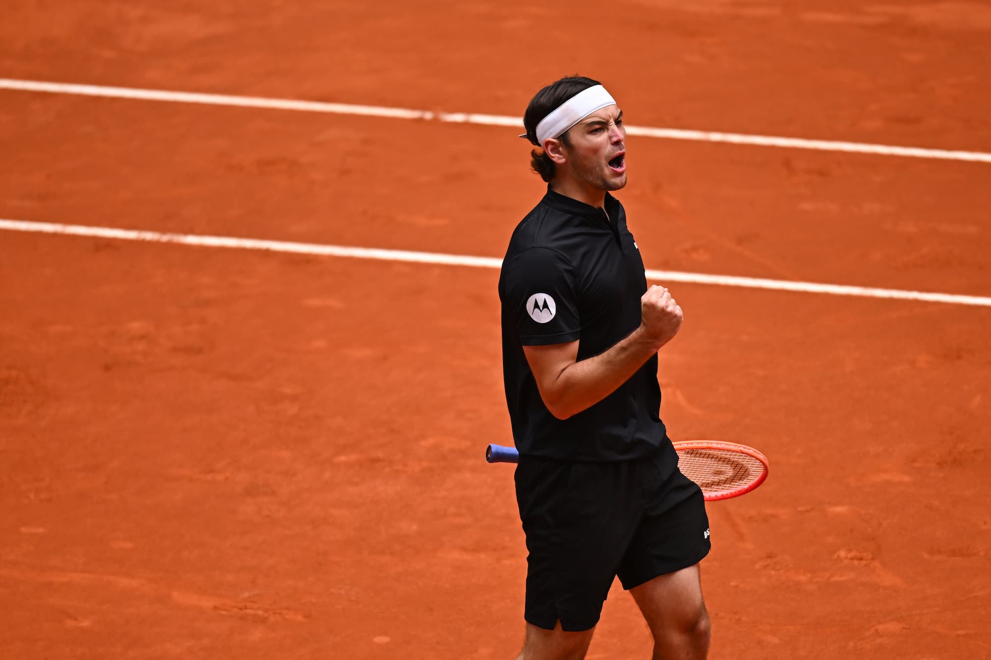 Taylor Fritz, star du tennis, applaudit sur le court de tennis