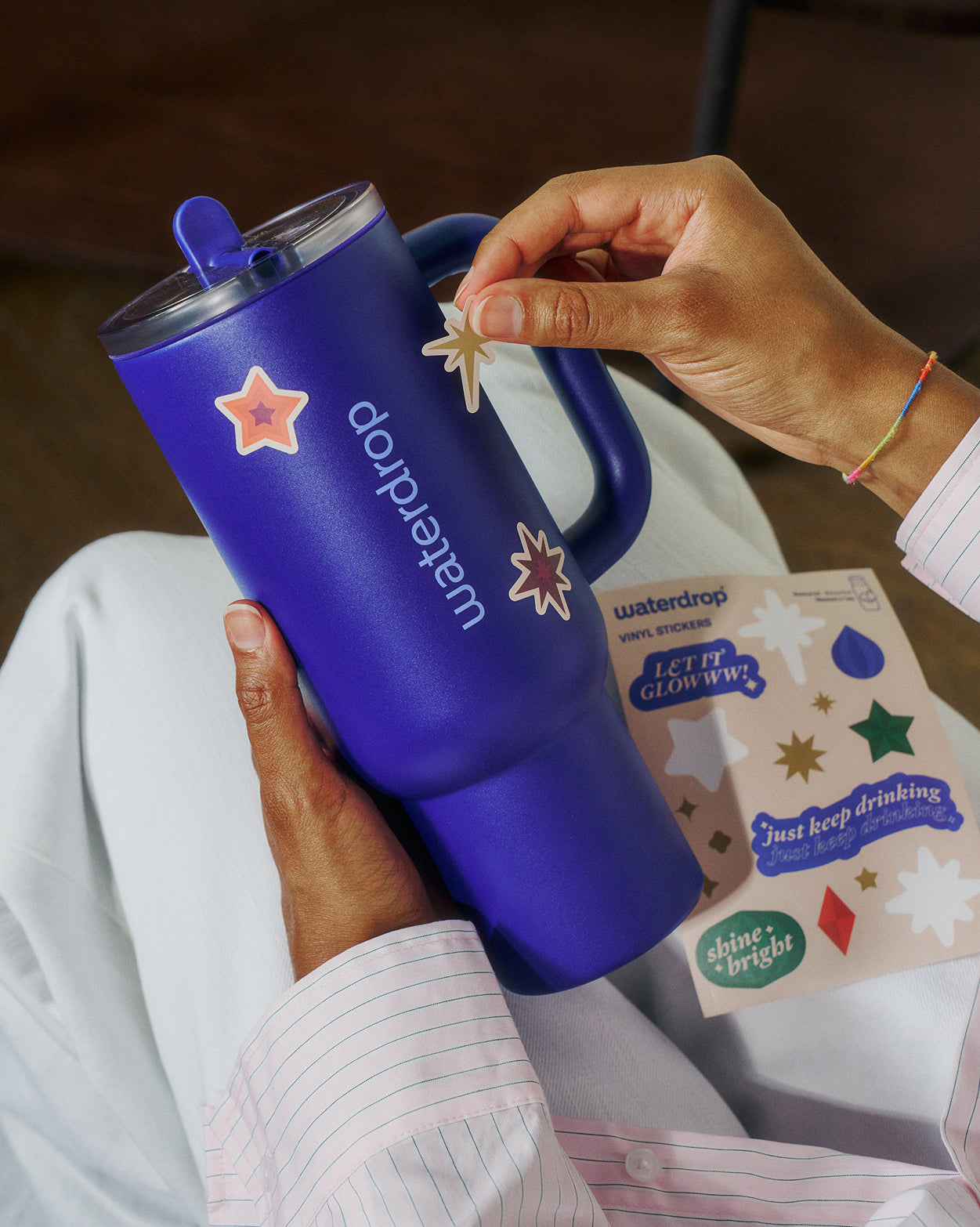 Personalizing Grand Calendrier de l'avent tumbler with star decals.