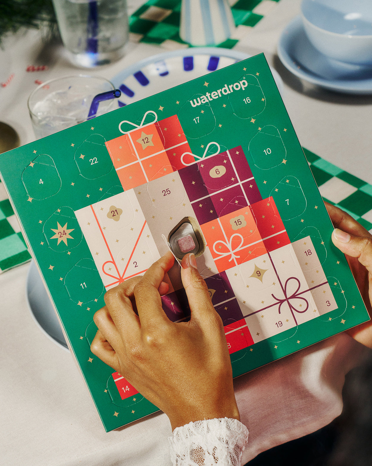 Petit Calendrier de l'avent with micro-drink cube.
