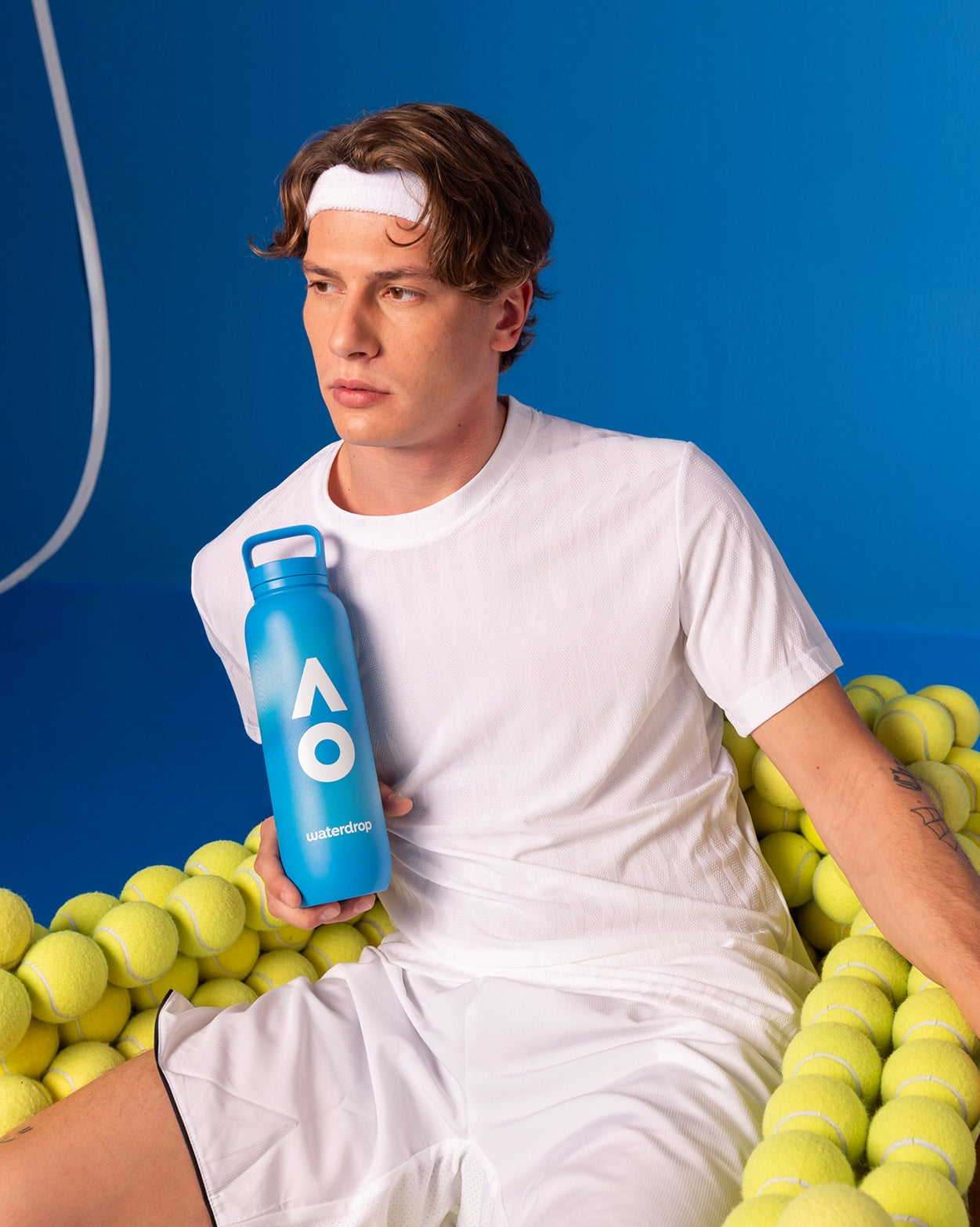Player OA26 water bottle held by tennis player on tennis ball seat.