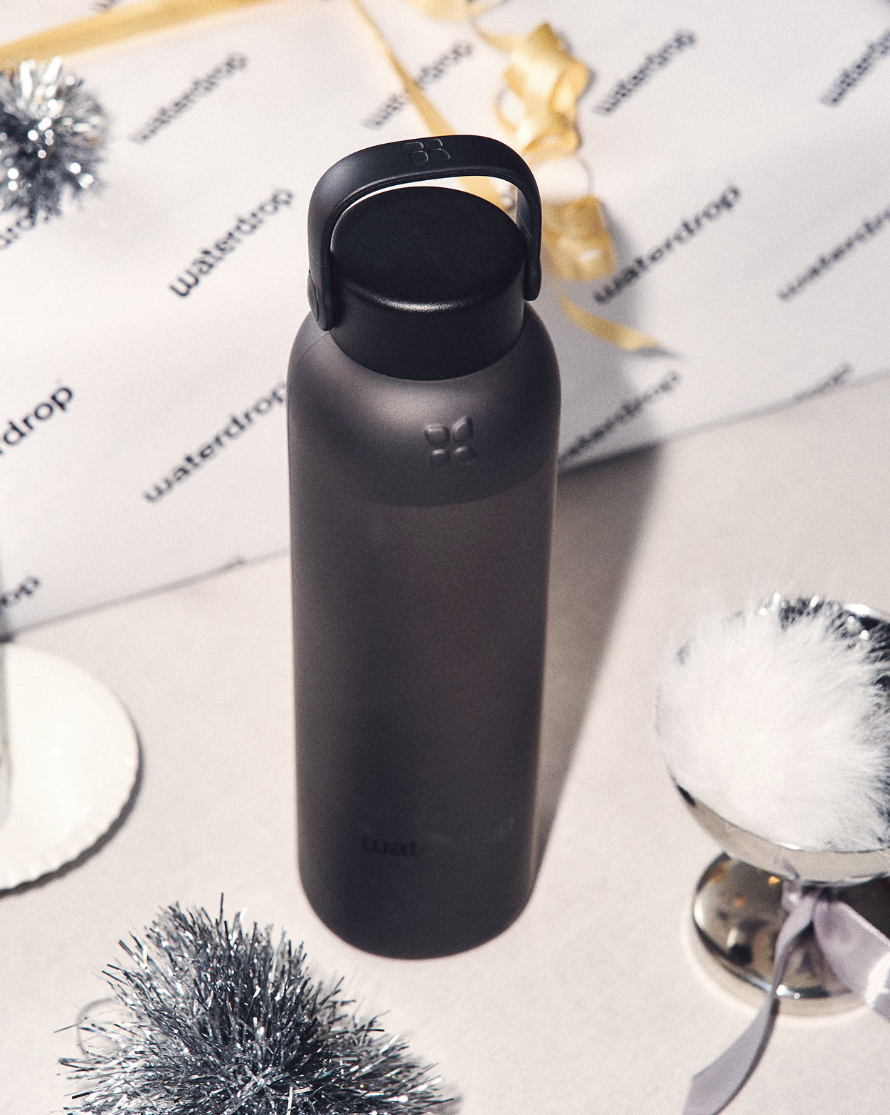 Coffret Découverte Verre Deluxe with insulated bottle on festive table.