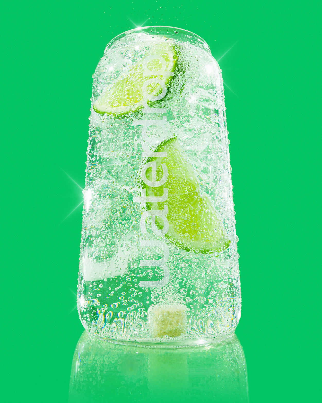 Coffret Cadeau Hydratation Festive 4+1 with lime-infused sparkling water.