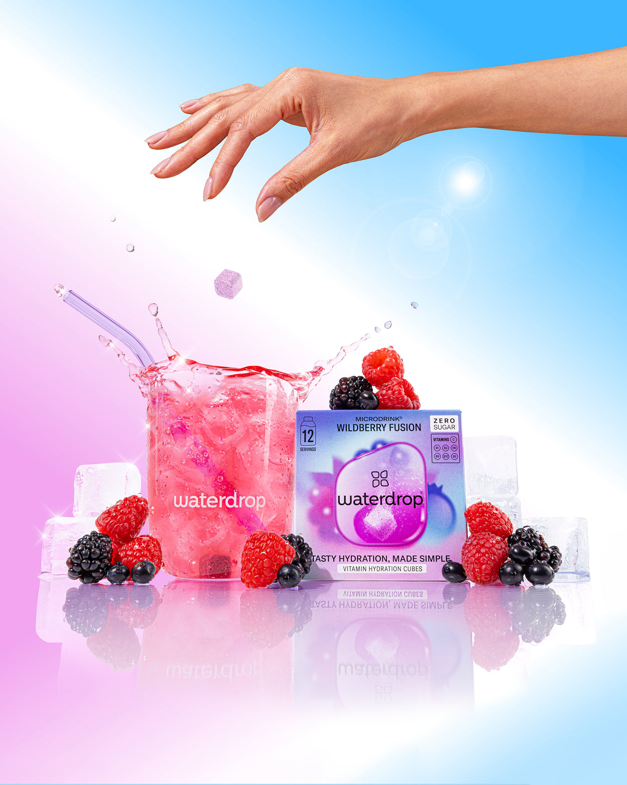 Coffret Fusion 3+1: Wildberry microdrink cube splashing into glass.