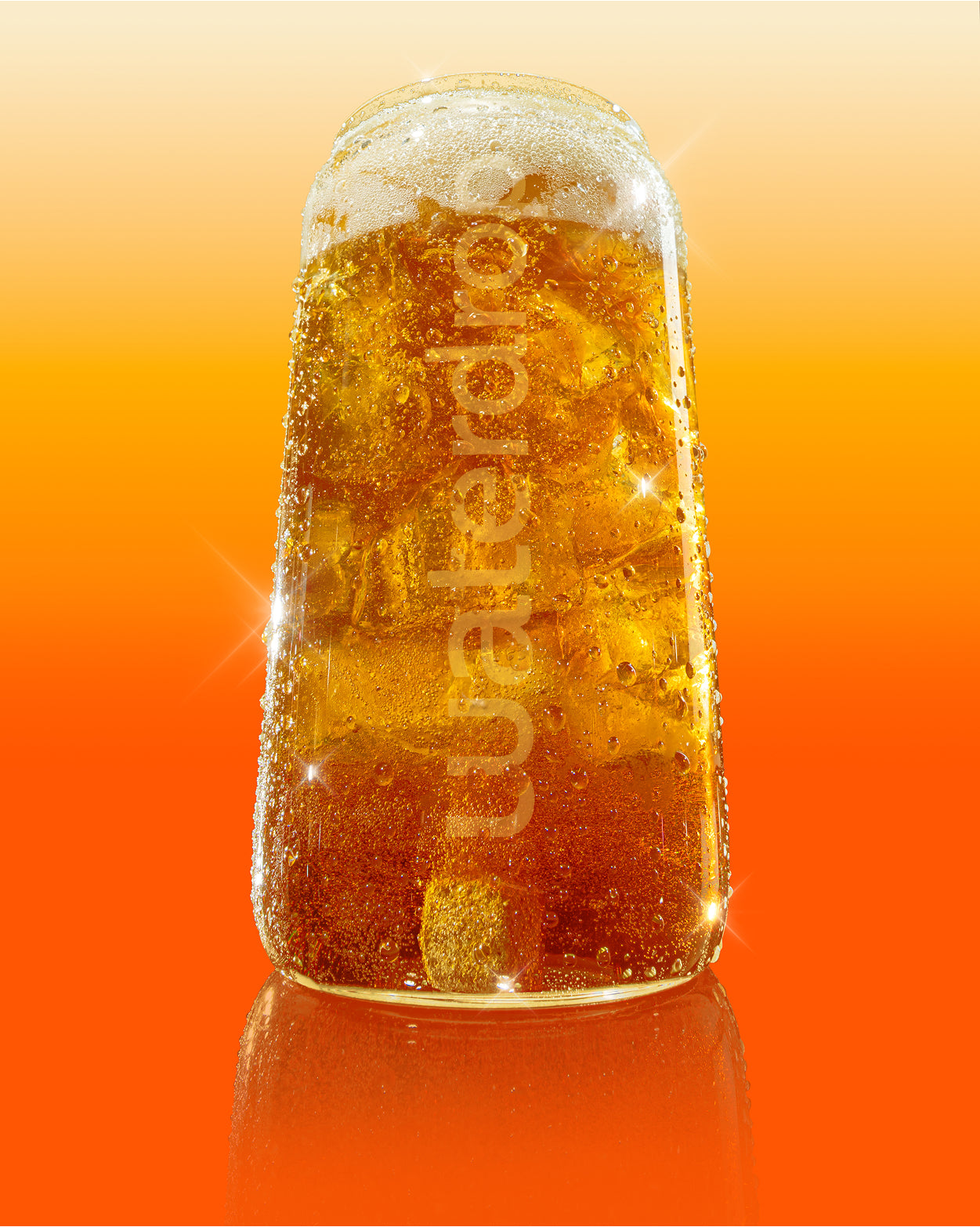 Canette Cola en verre with ice and frothy head.