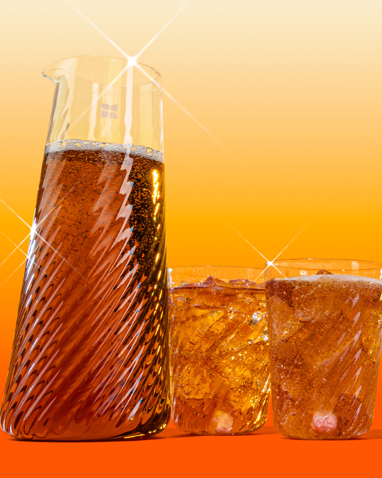 Coffret Carafe striée with matching crystal-cut tumblers.