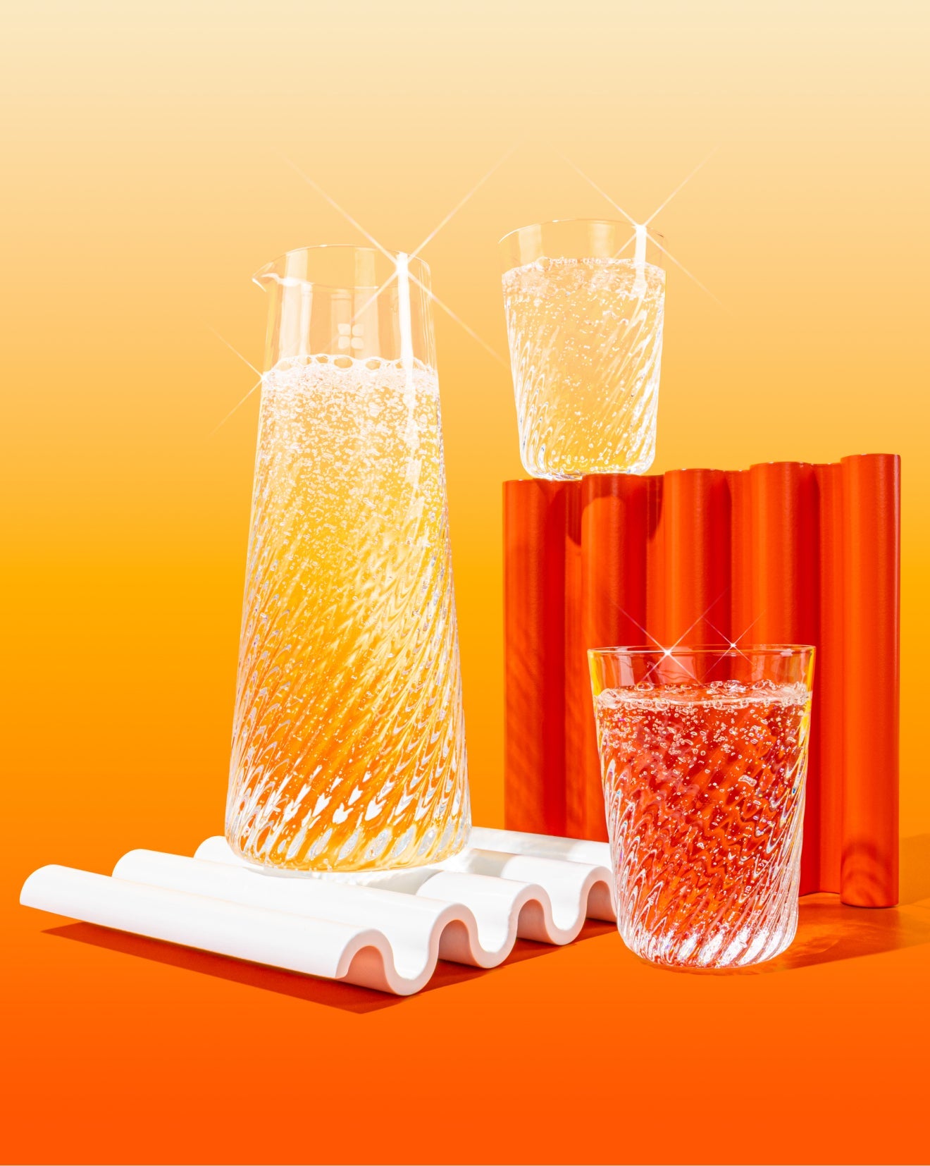 Coffret Carafe striée with matching textured glass tumblers.