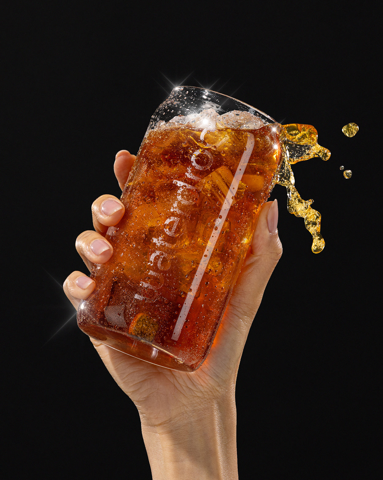 Coffret 3+1 Cola Orange drink in a can-shaped glass.