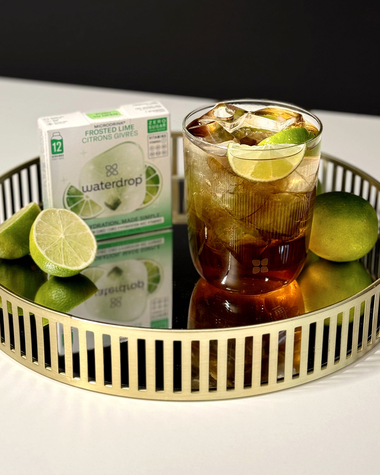 Coffret Limola Givrés with iced lime drink.