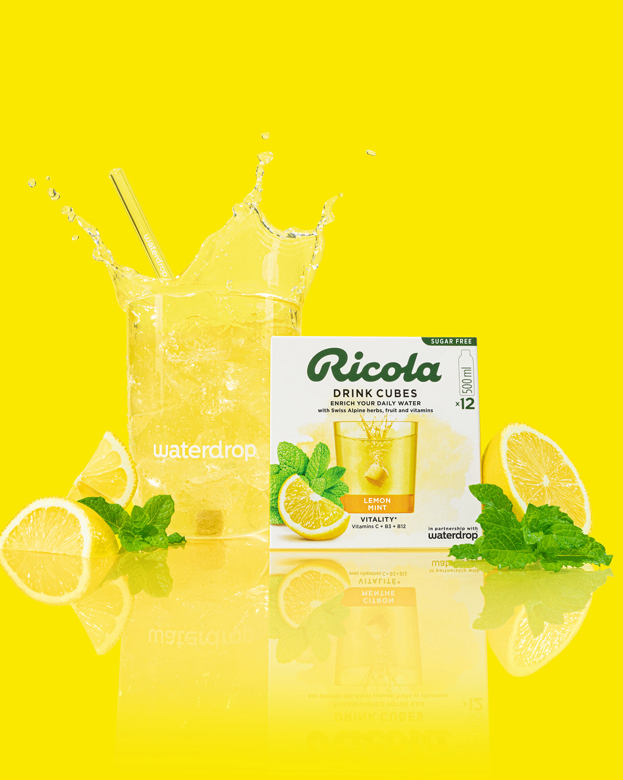 Citron Menthe Drink Cubes in sparkling water with mint and lemon.