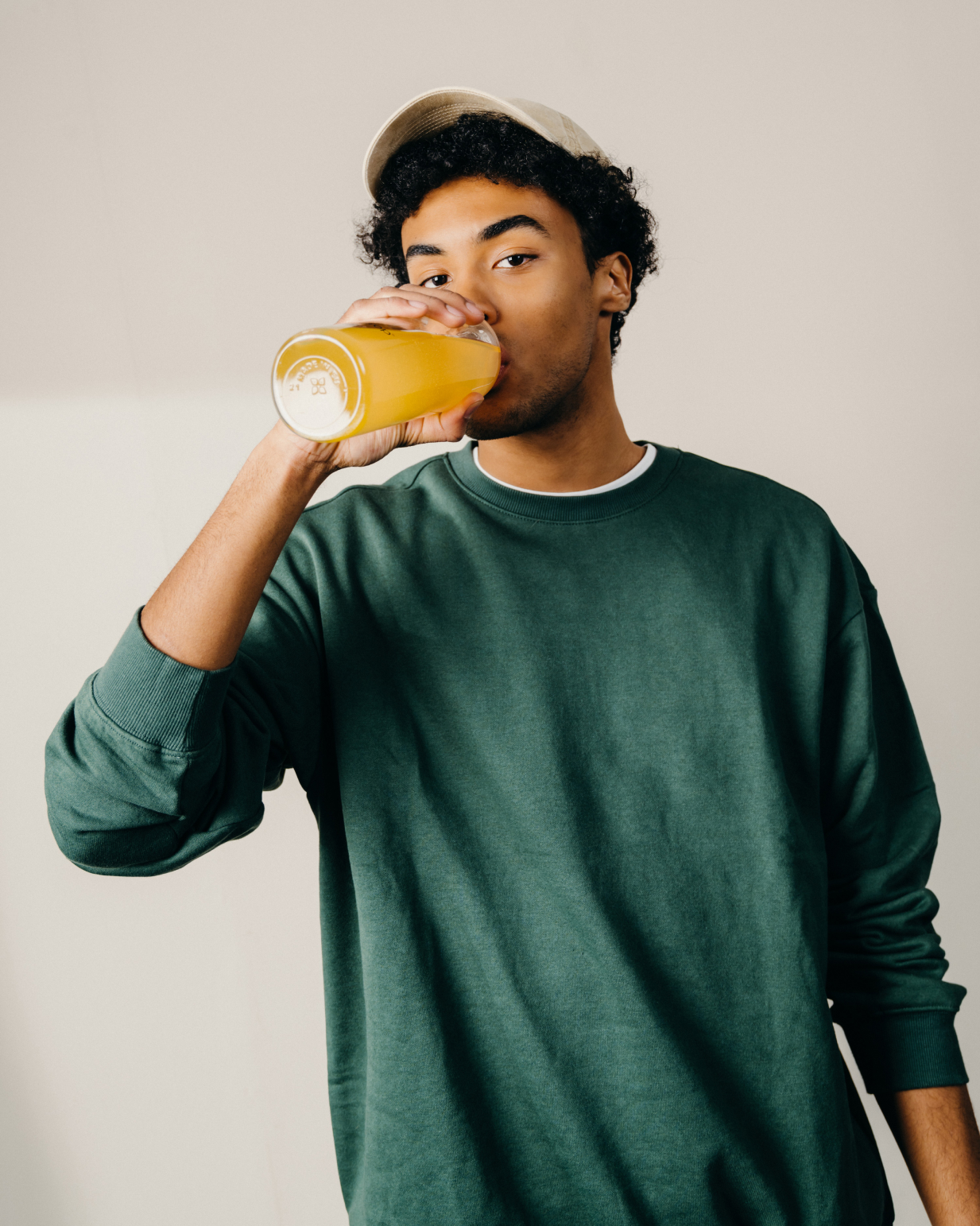 Young man enjoying Coffret Mélange Découverte drink.