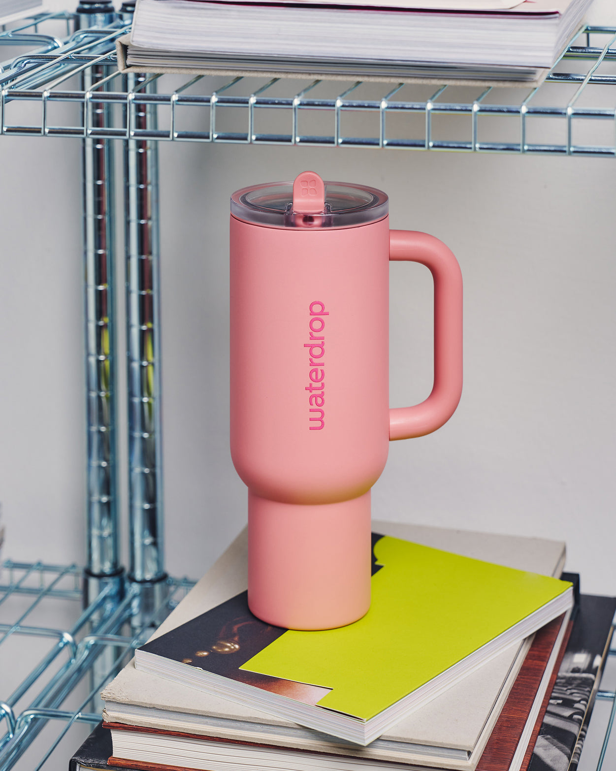 Coffret Mode Social travel mug on books.
