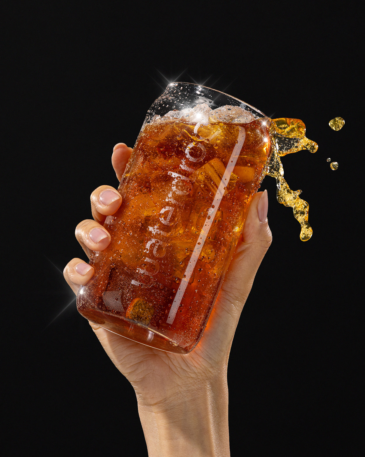 Coffret Meilleur du Cola in a clear tumbler with ice.