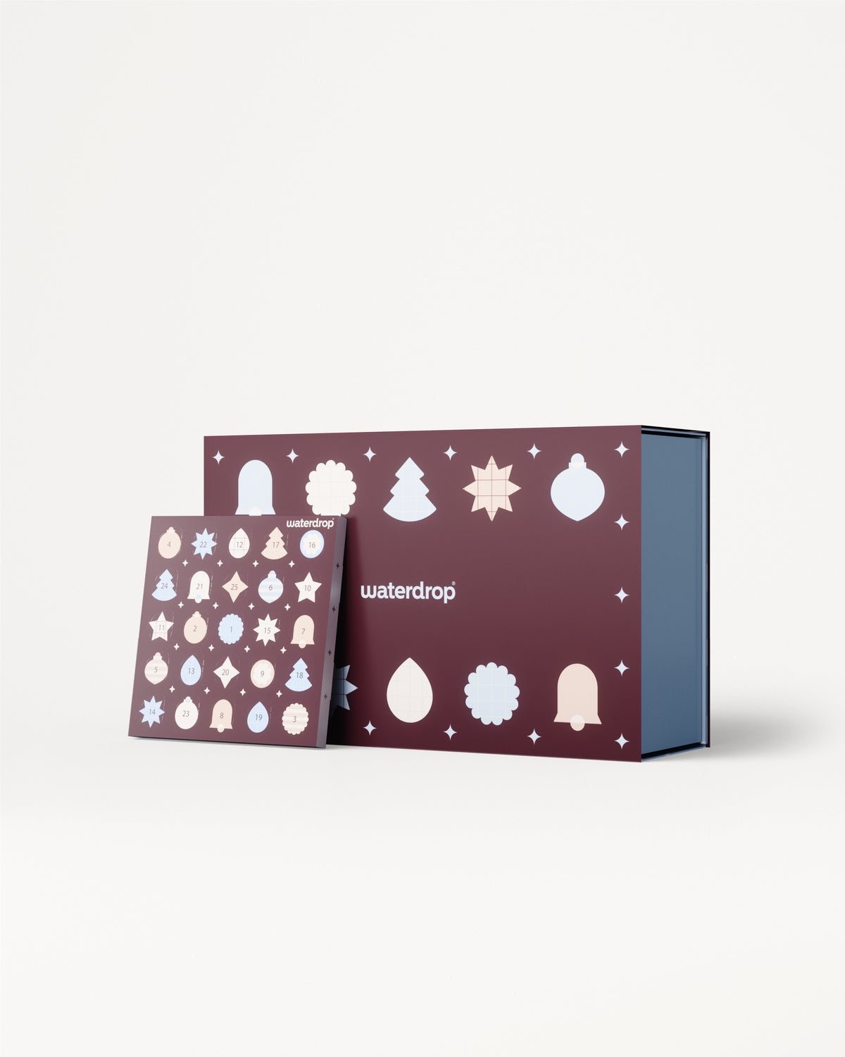 Calendrier de l'Avent avec panneaux violets et décorations blanches, présenté avec une boîte intérieure bleue.
