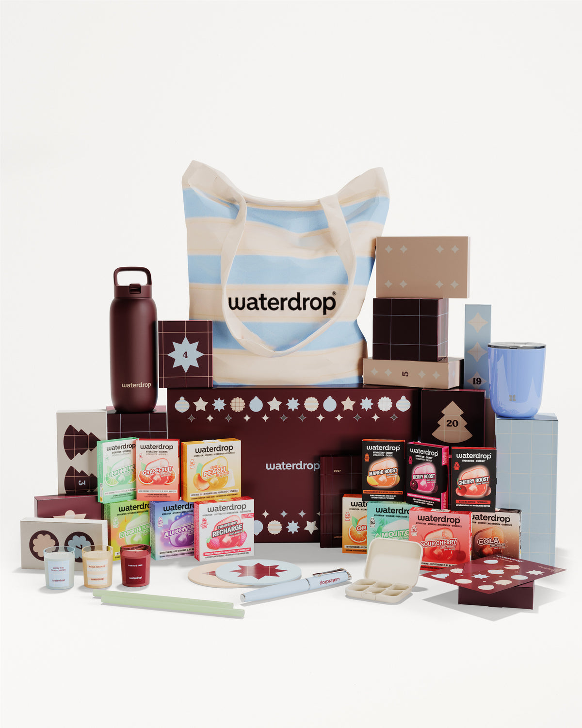 Ensemble cadeau composé de produits emballés et d’articles variés autour d’un sac à rayures.