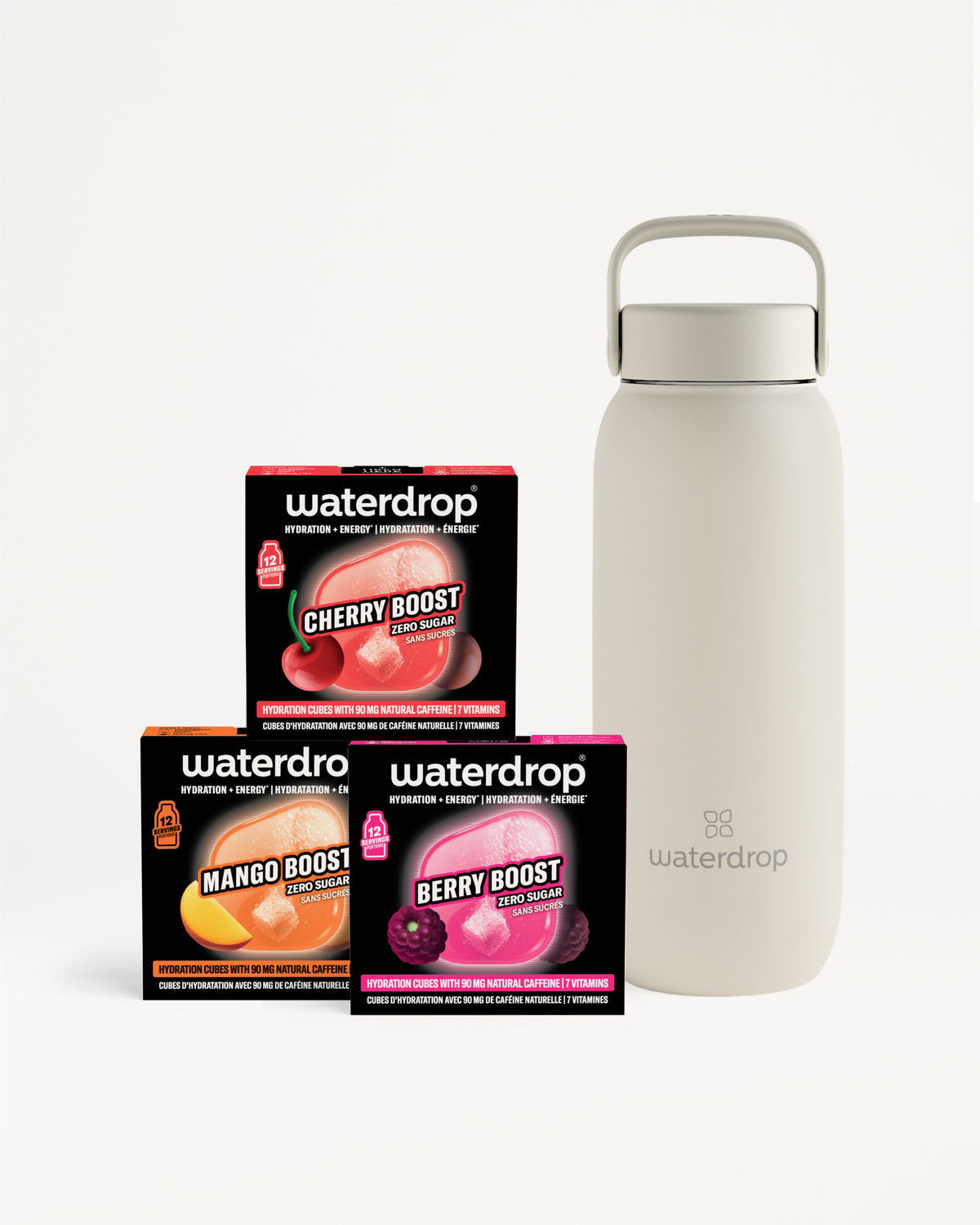 Trois sachets Boost de goût à côté d'une bouteille réutilisable gris clair.