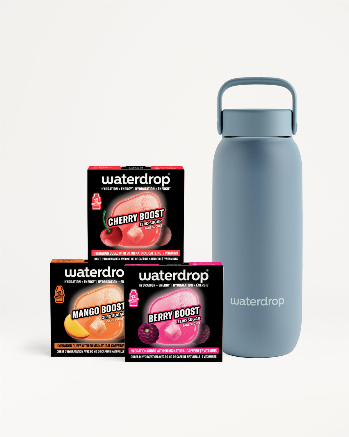 Bouteille réutilisable bleu clair à côté de trois boîtes Waterdrop de saveur sur fond blanc.