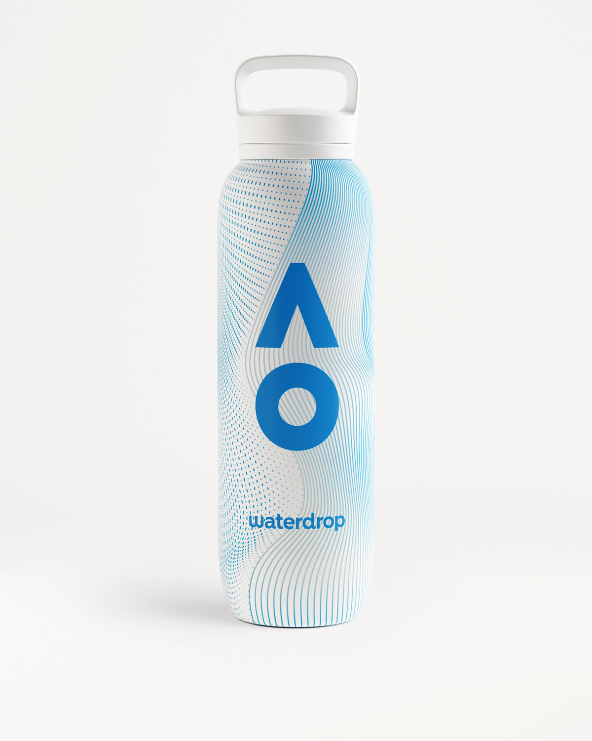 Bouteille d'eau haute, blanche et bleu clair, avec bouchon à fermeture blanche et poignée, logo géométrique bleu et motif ondulé.