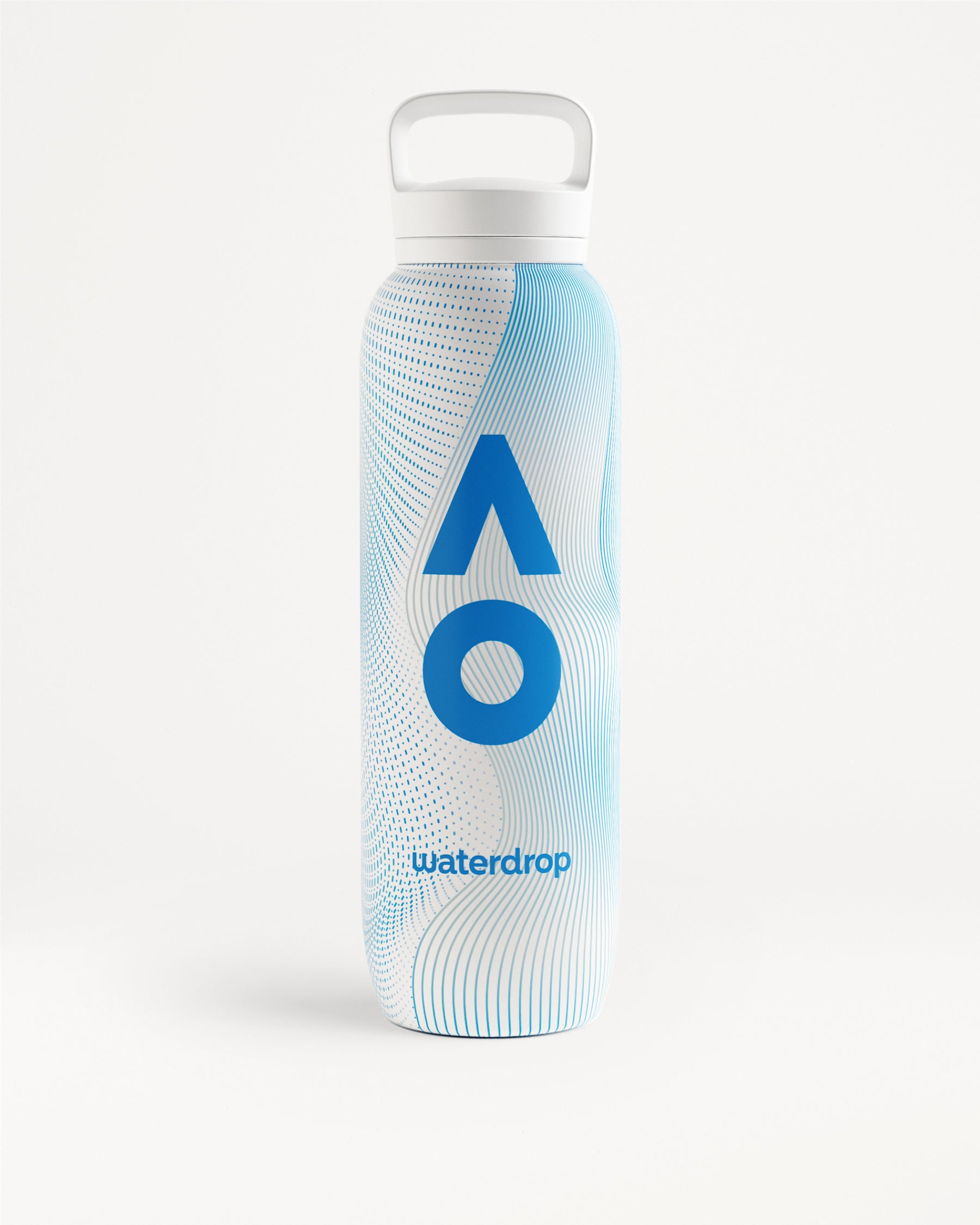 Bouteille d'eau haute, blanche et bleu clair, avec bouchon à fermeture blanche et poignée, logo géométrique bleu et motif ondulé.