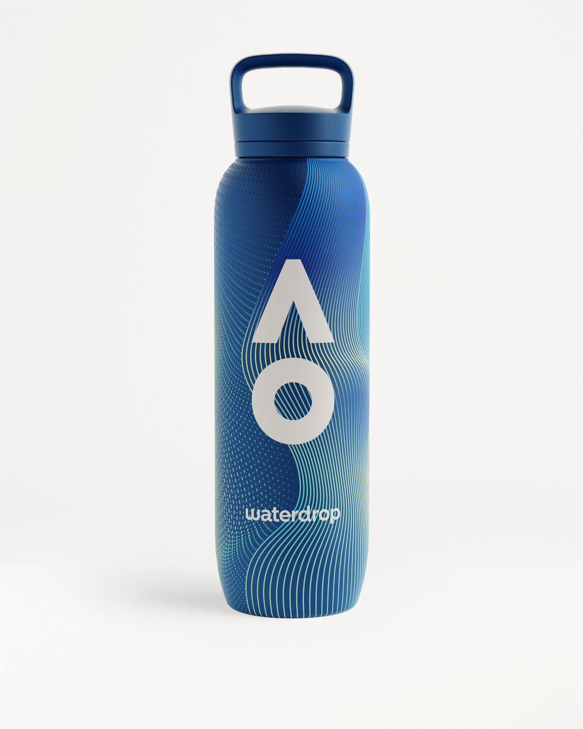 Bouteille d'eau bleue avec bouchon à anse et logo AO blanc.