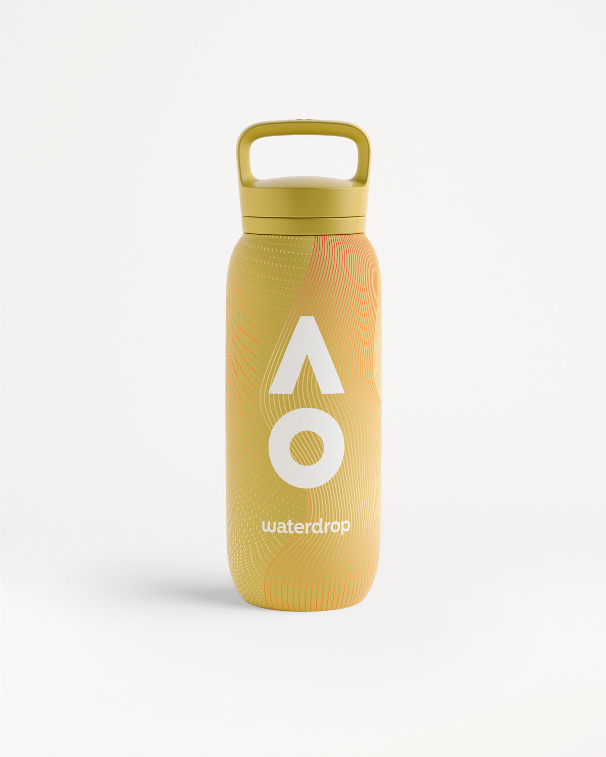 Bouteille d'eau réutilisable jaune-orange avec une poignée en haut et un motif ondulé discret sur fond blanc.