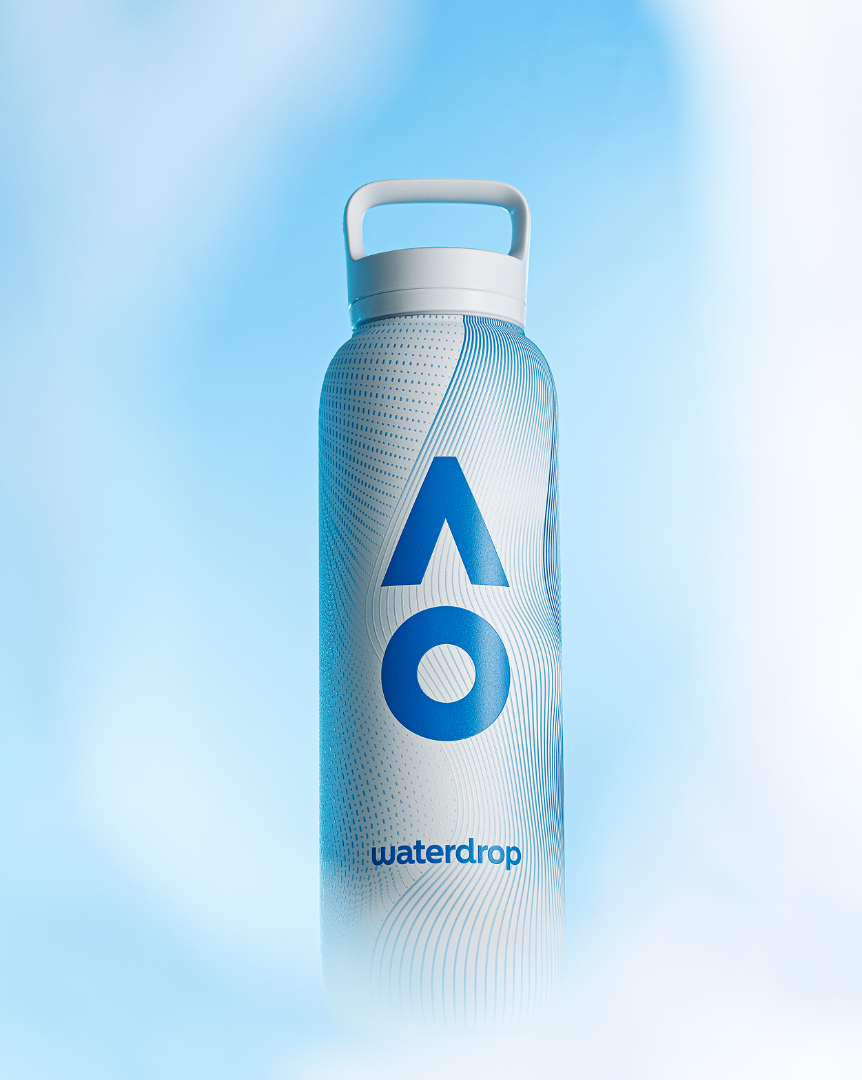 Bouteille d'eau réutilisable bleue avec un grand logo géométrique blanc sur le devant, contre un fond bleu brouillisé.