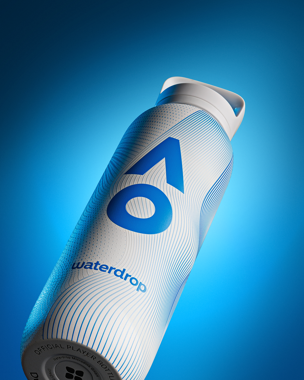 Bouteille d'eau sportive blanche et bleue avec poignée, affichée en diagonale sur fond bleu.