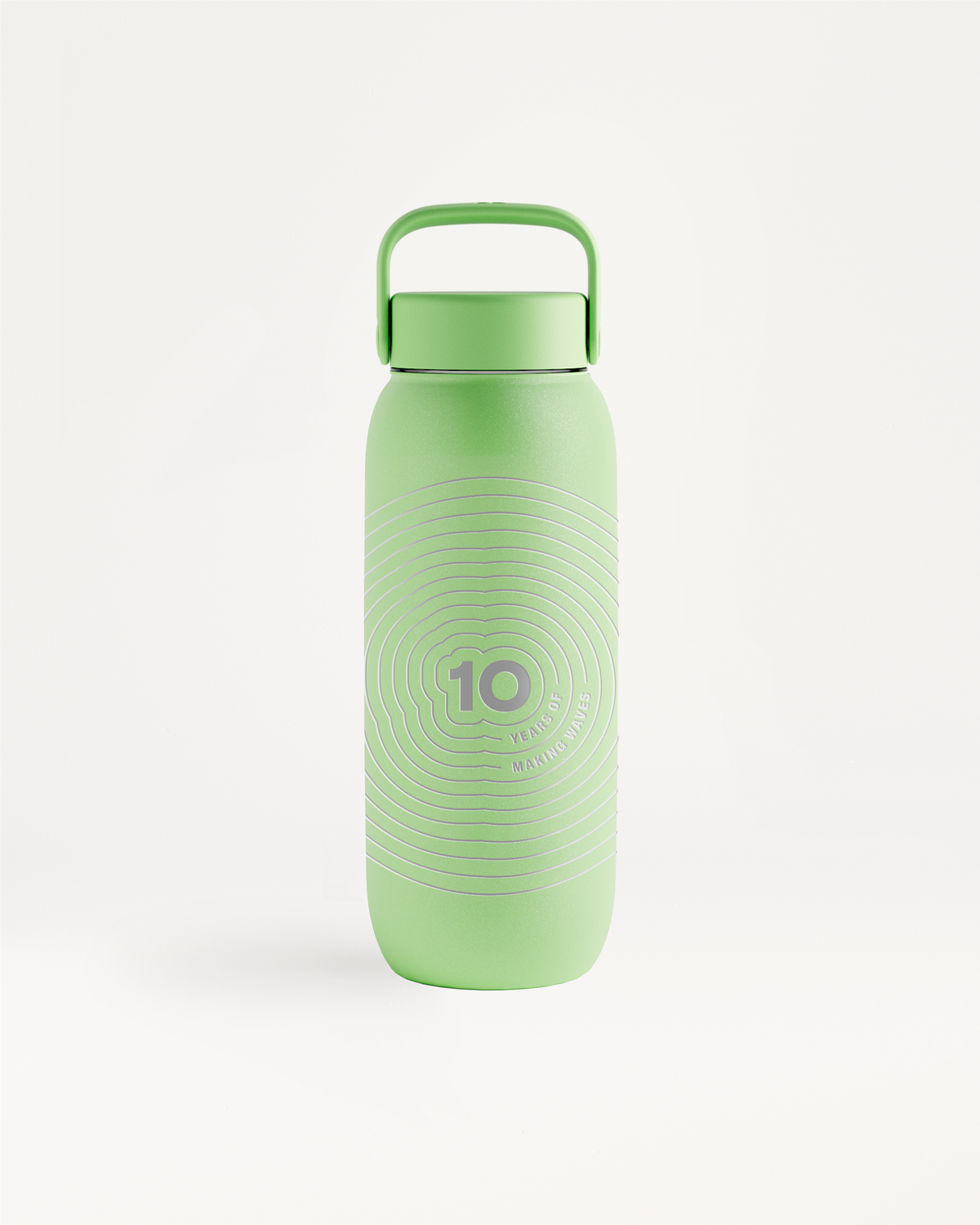 Bouteille d'eau réutilisable vert clair avec poignée supérieure et bouchon à vis, motif circulaire discret.