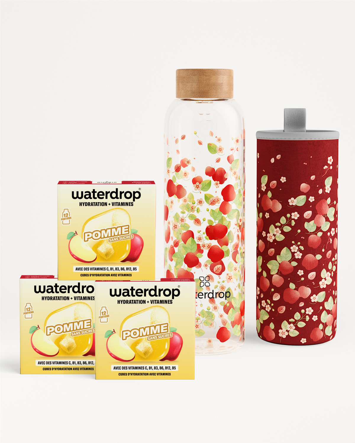 Assortiment de produits d'hydratation avec une gourde-filtre en verre et une gourde rouge garnie de céréales, à côté de deux petites boîtes.