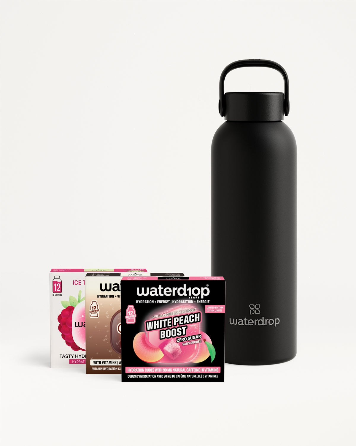 Bouteille d'eau noire mate avec une anse à côté des sachets de saveurs Waterdrop variés.