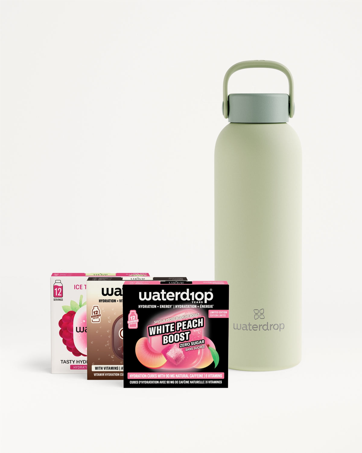 Bouteille réutilisable vert clair avec bouchon gris, accompagnée de plusieurs sachets de mélange à boire.