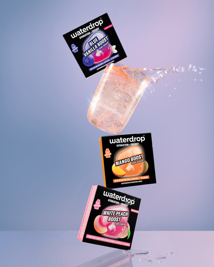 Sachets Waterdrop Boost flottent en l’air contre un fond bleu dégradé.