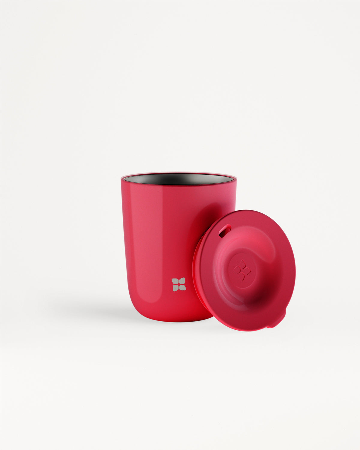 Tasse rouge avec couvercle rouge sur fond blanc.
