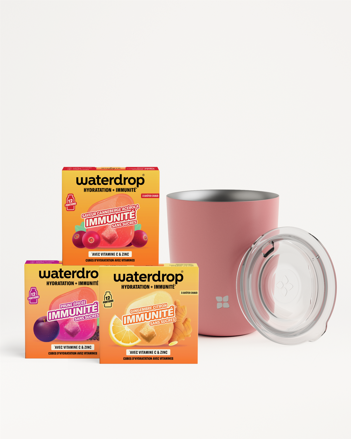 Boîtes Waterdrop Immunity pour l'hydratation disposées à côté d'un gobelet rose avec couvercle transparent.