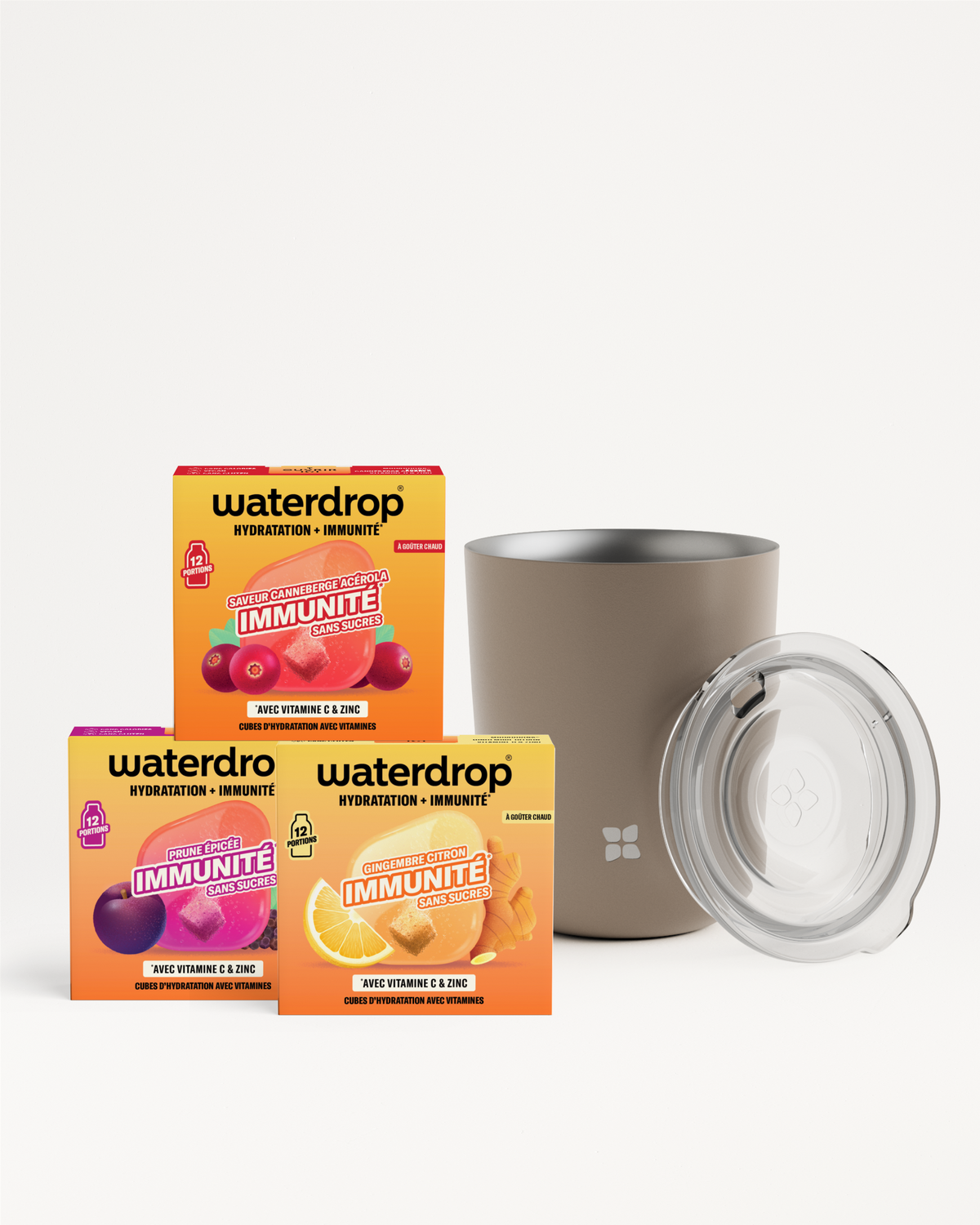 Trois boîtes de cubes d'hydratation et un gobelet réutilisable beige avec couvercle transparent.