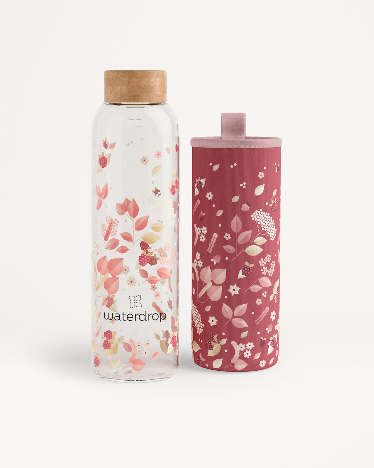 Deux bouteilles d'eau à motif floral, l'une transparente avec bouchon en bois et l'autre rose avec bouchon assorti.