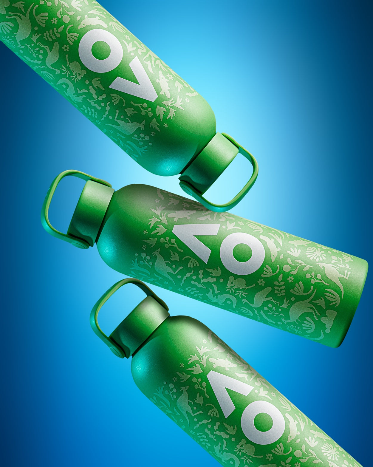 Trois bouteilles d'eau réutilisables vertes avec motif et bouchons à vis sur un fond bleu dégradé.
