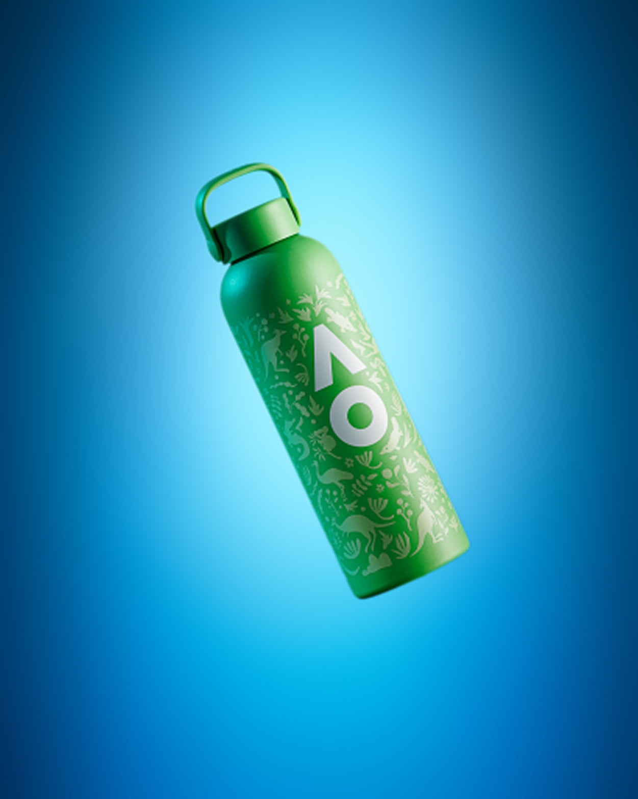 Bouteille d'eau réutilisable verte avec motif blanc sur fond bleu dégradé.