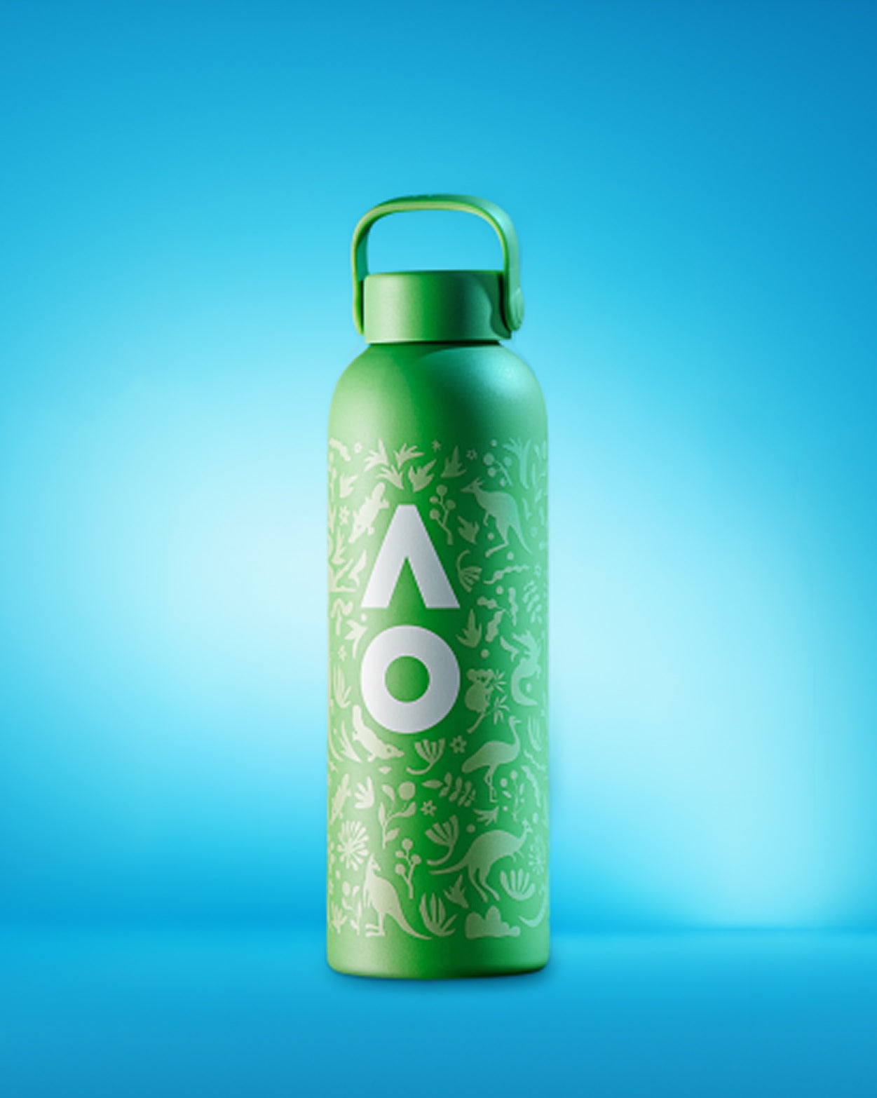 Bouteille d'eau réutilisable verte avec un motif de feuilles et une capsule à anse sur fond bleu dégradé.