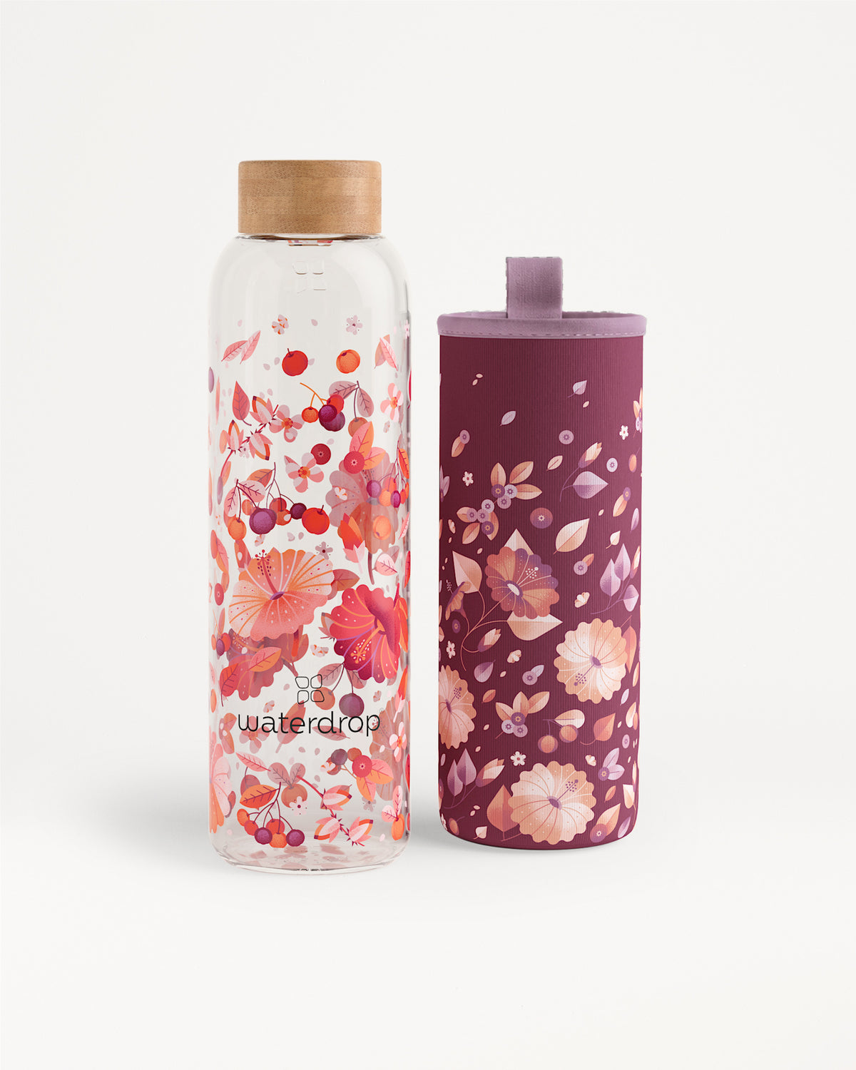 Deux bouteilles d'eau à motif floral, l'une transparente avec bouchon en bois et l'autre violette avec housse florale.
