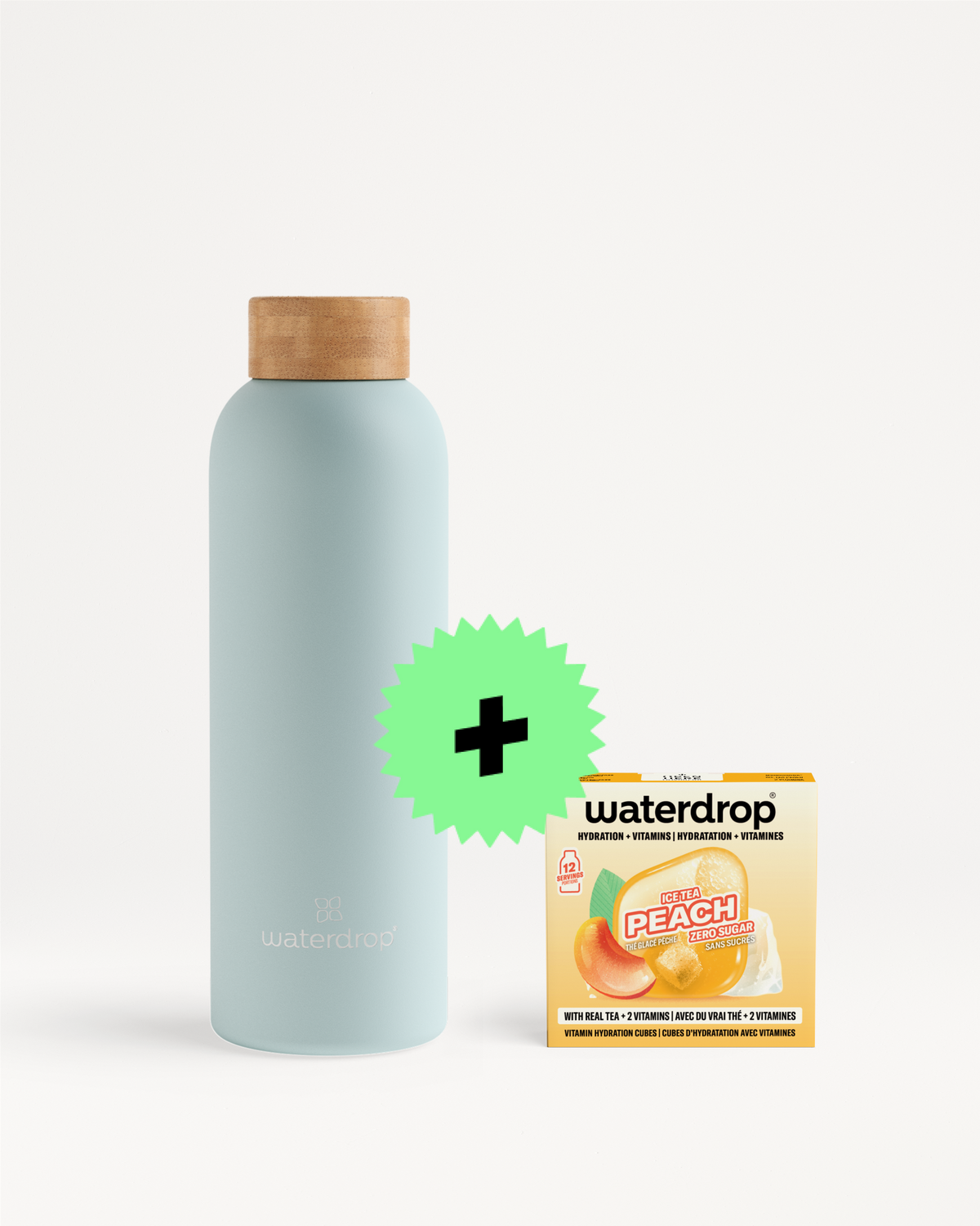 Bouteille réutilisable bleu clair avec bouchon en bois, à côté d'une boîte Waterdrop saveur pêche et d'un écusson vert en forme de plus.