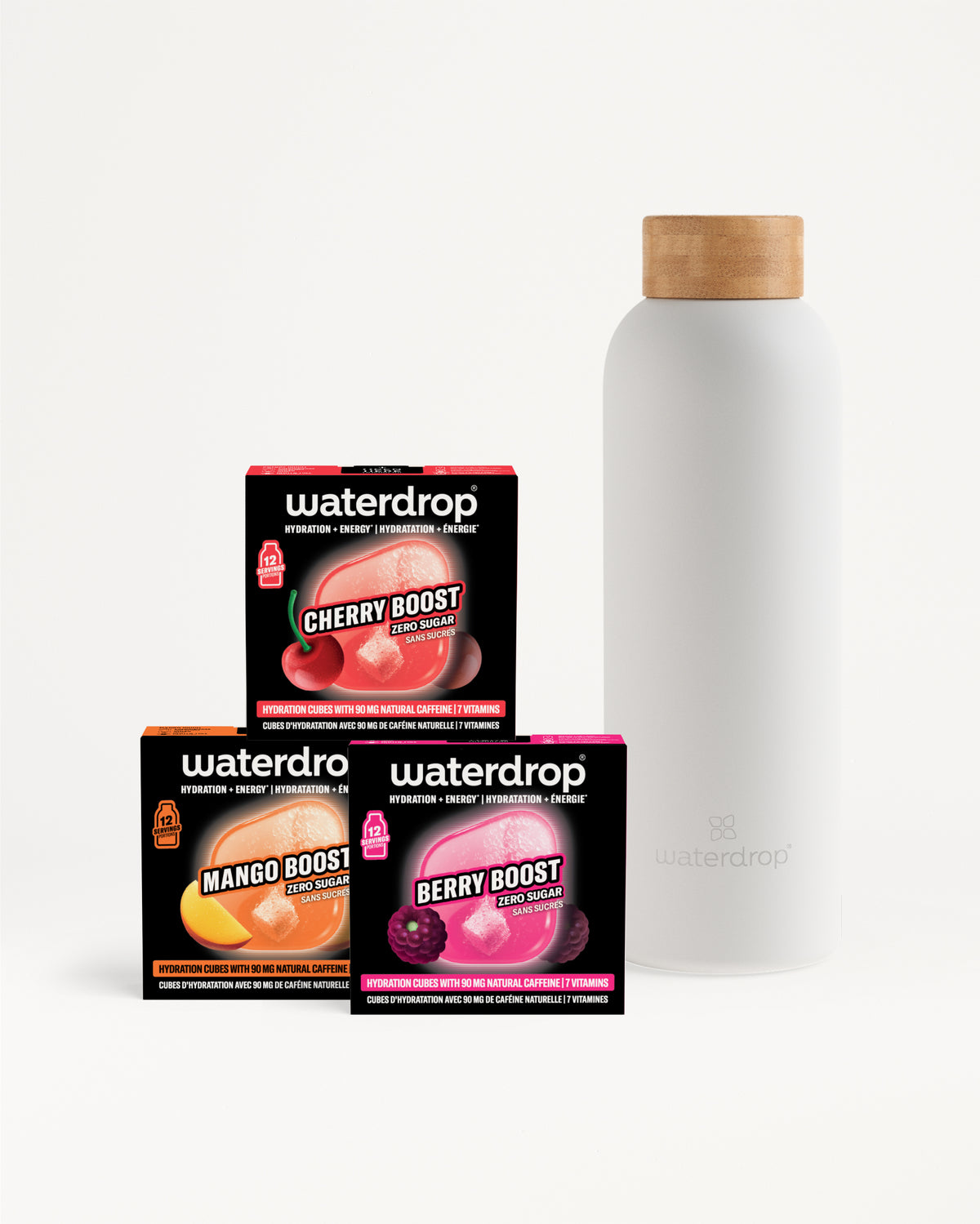 Trois boîtes Waterdrop Flavor Boost aromes (cerise, mangue, baie) à côté d'une bouteille blanche avec bouchon en bois.